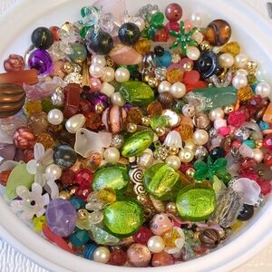 🍀M2 Mixed Color Glass, Acrylic, Stone, etc Bead Assortment 575g